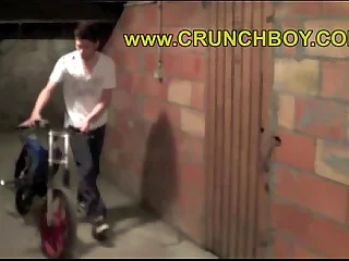 2 bogosses jeunes minet baisent en surver